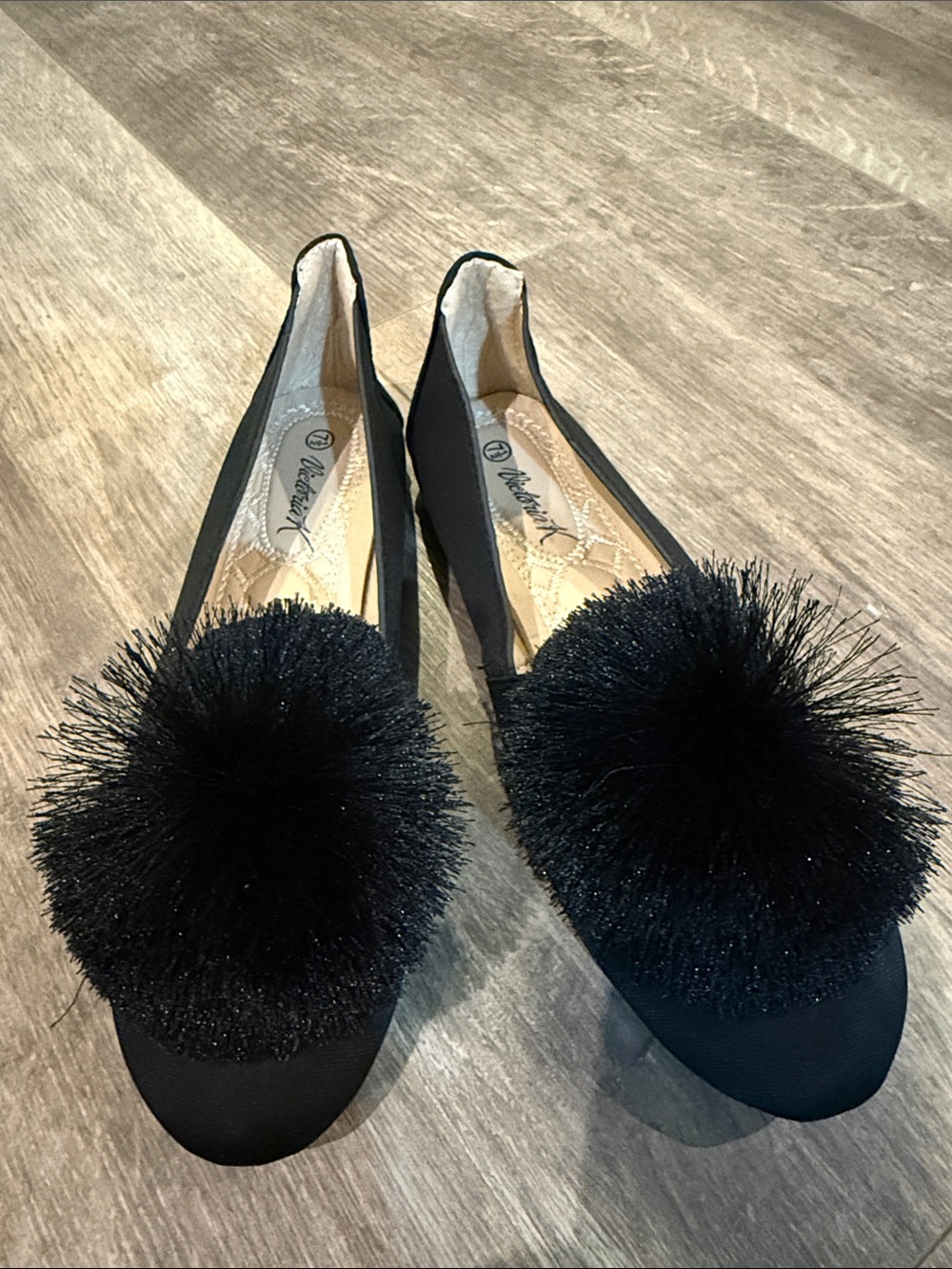 NWOT Victoria K Black Pom-Pom Slip-On Flats size 7